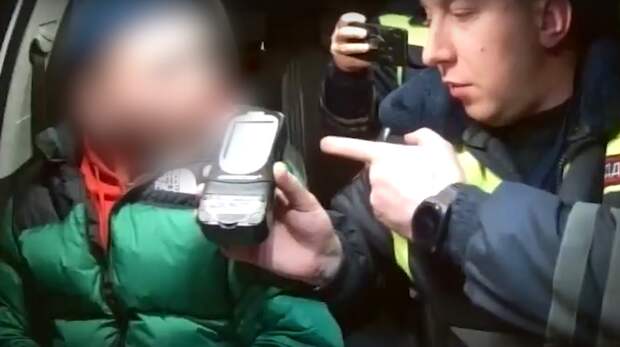 "Немного перепутал": пьяный водитель протащил полицейского по дороге, пытаясь сбежать