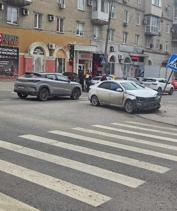 Автомобиль влетел в дорожный знак на перекрёстке улицы Щорса и проспекта Ватутина