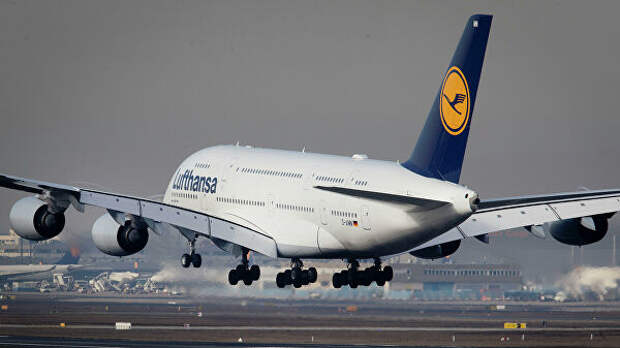 Пассажирский самолет Airbus A 380 авиакомпании Lufthansa Пассажирский самолет Airbus A 380 авиакомпании Lufthansa