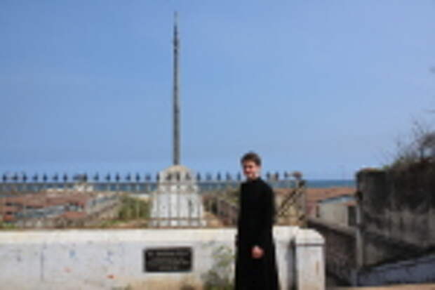 Кликните для увеличения Столп в память о чудесном избавлении городаЧеннаи от стихиимолитвами апостола Фомы.