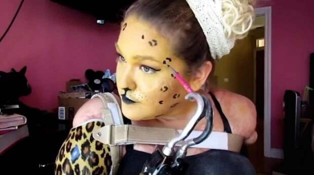 Бесконечная воля к жизни: блогерша без рук и ног создает потрясающий макияж