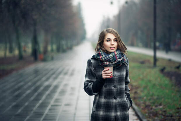 Девушка в клетчатом старомодном пальто. /Фото: townsquare.media