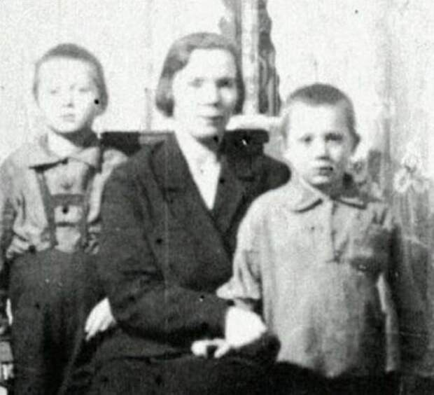 Евгений Леонов ( справа на пером плане) с мамай и братом Николаем.