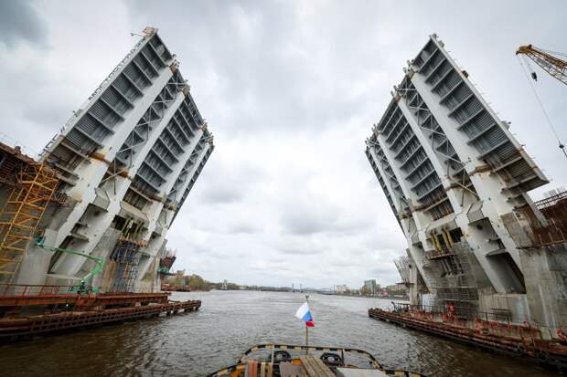 В Петербурге появился первый за 40 лет новый разводной мост