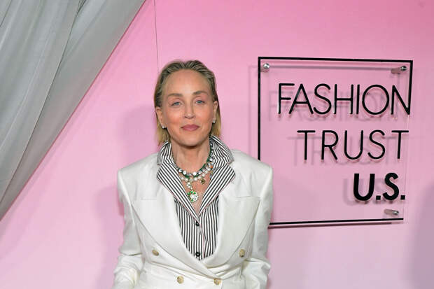 Актриса Шэрон Стоун показала фигуру в рубашке с декольте и жакете