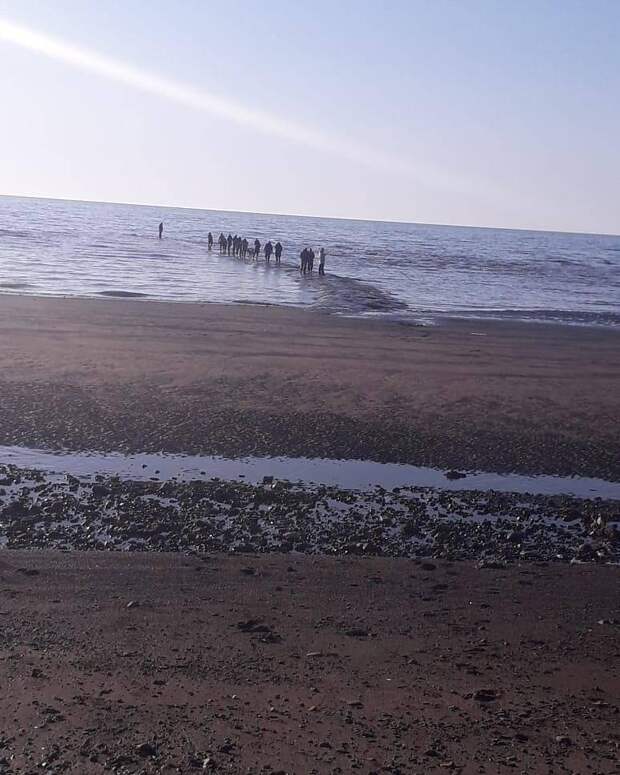 Каменная дорога, уходящая далеко в море, появилась на Сахалине