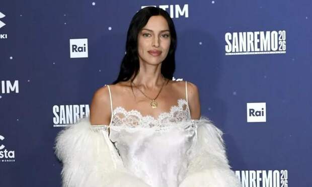 Белоснежное кружево и откровенное декольте: 5 лучших образов Ирины Шейк на фестивале в Сан-Ремо