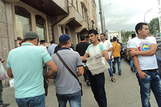 Митинг мигрантов в москве. Биржа труда для мигрантов. Центр занятости мигранты. Мигранты таджики митинг в Москве. Движения таджиков.