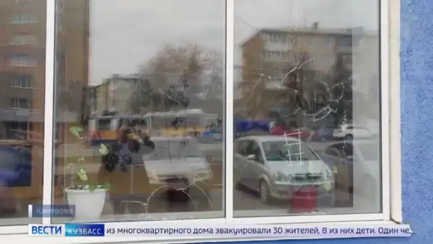 В Кемерове неизвестный разбил витражные стекла в “Доме радио”