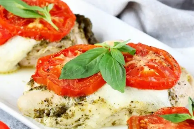 Куриные отбивные с томатами и моцареллой в духовке Куриные отбивные с томатами и моцареллой в духовке