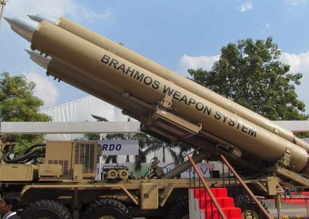 Одна из самых успешных российско-индийских разработок, ракета PJ-10 "Брамос", в виде наземного оперативно-тактического комплекса. Брамос является глубокой модификацией ракеты П-800 "Оникс". Фото DRDO