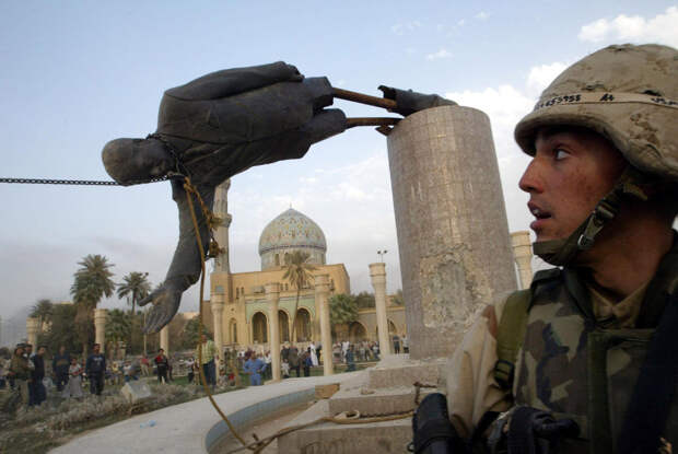 Уничтожение статуи президента Ирака Саддам Хусейна в Багдаде