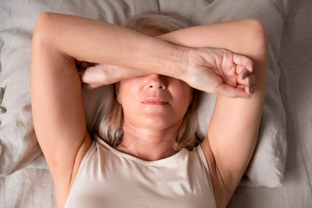 MedicalXpress: еда перед сном может навредить здоровью, но лишь косвенно
