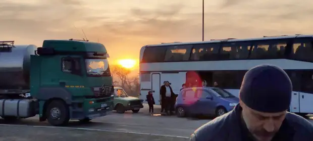 Как корреспондент "РГ" встречал беженцев из Мариуполя волонтером на приграничном КПП