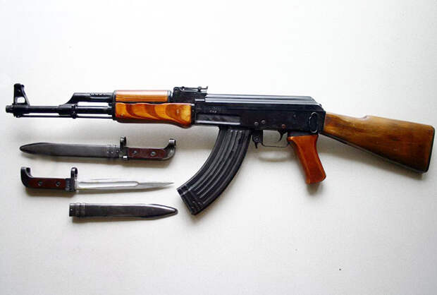 АК-47 - автомат Калашникова калибр 7,62-мм