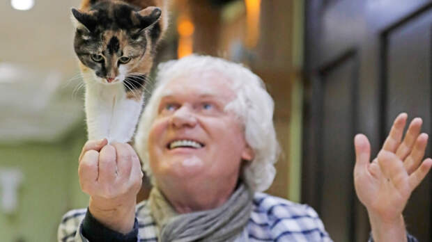 В День кошек Юрий Куклачев поздравил своих пушистых артистов валерьянкой