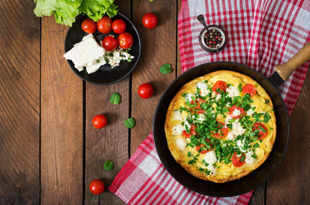 Омлет с курочкой и помидорами. \ Фото: femina.hu.
