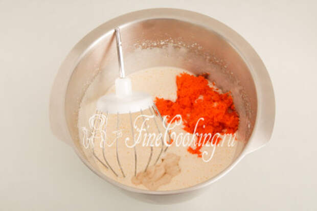 Перекладываем опару и тертую морковь в дежу к яйцам с сахаром