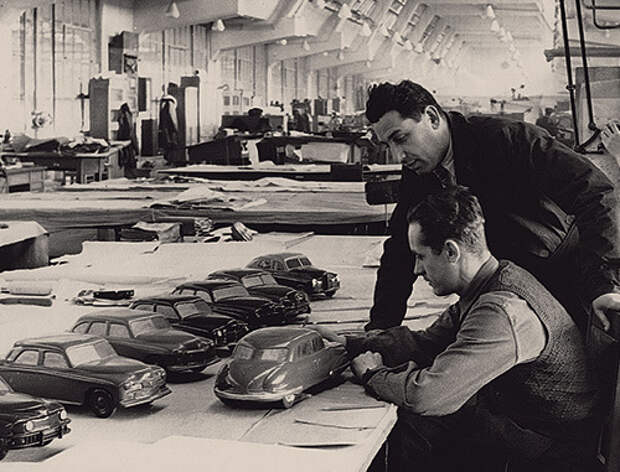 Джон Вильямс (в безрукавке) и начальник кузовного конструкторского бюро Юрий Сорочкин за обсуждением гипсовых моделей. 1949 год.