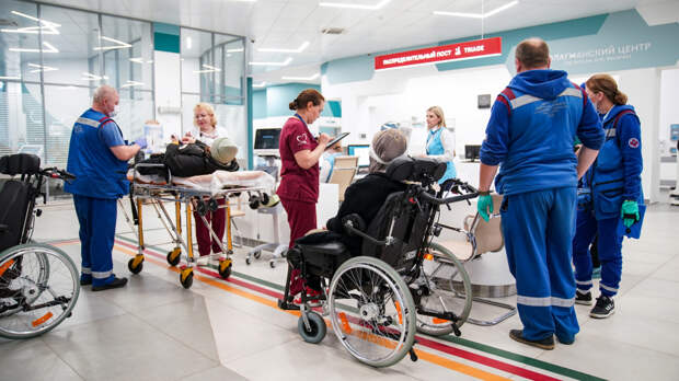 Главврачи московских больниц провели экскурсии для школьников