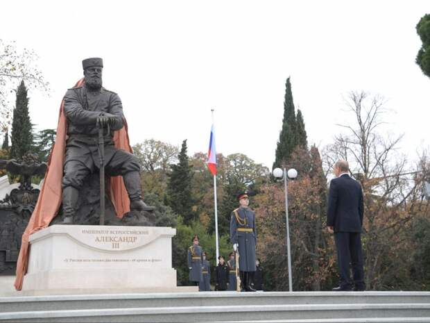 Президент России Владимир Путин на церемонии открытия памятника Александру III в 2017 году. Крым, парк Ливадийского дворца.