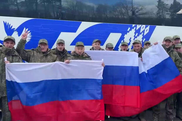 В Подмосковье приземлился самолет со 193 вернувшимися из плена военными ВС РФ