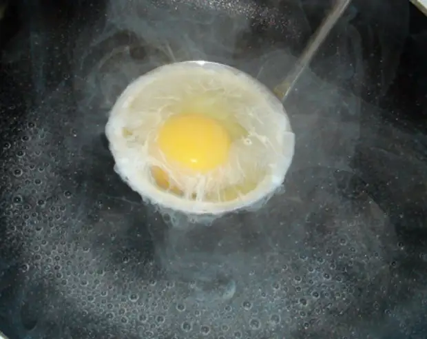 Яйцо пашот варить минут. Варка яиц пашот. Яйцо пашот варится. Яйцо пашот в поварешке. Яйца вареные пашот.