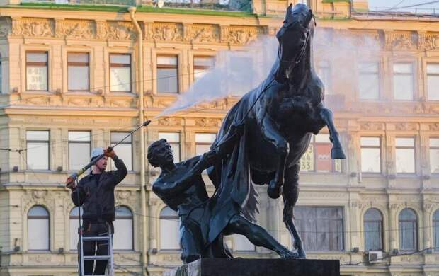 Скульптуры на Аничковом мосту очистили от копоти и грязи