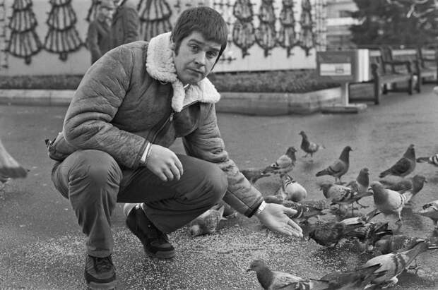 «Труп хлопал крыльями, всех тошнило» 45 лет назад Оззи Осборн откусил голову голубю и шокировал весь мир. Что это было?