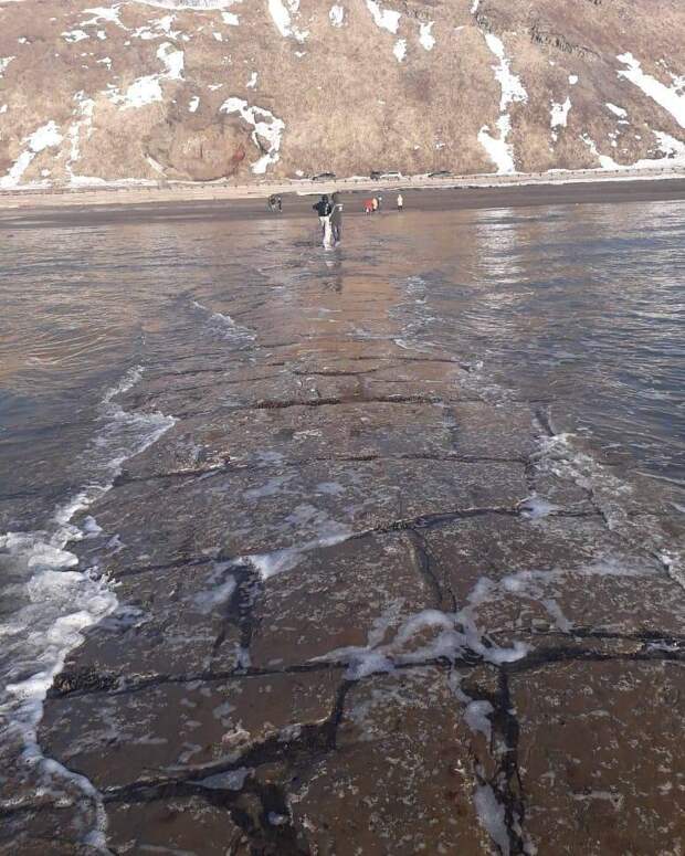 Каменная дорога, уходящая далеко в море, появилась на Сахалине