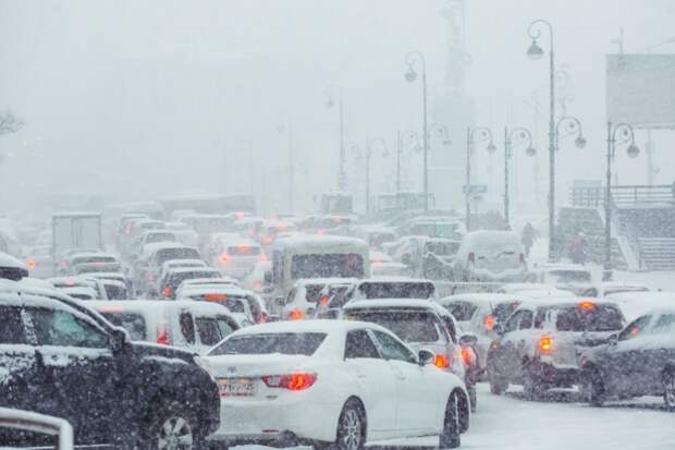 "Становится еще хуже": новые видео мощного снегопада во Владивостоке