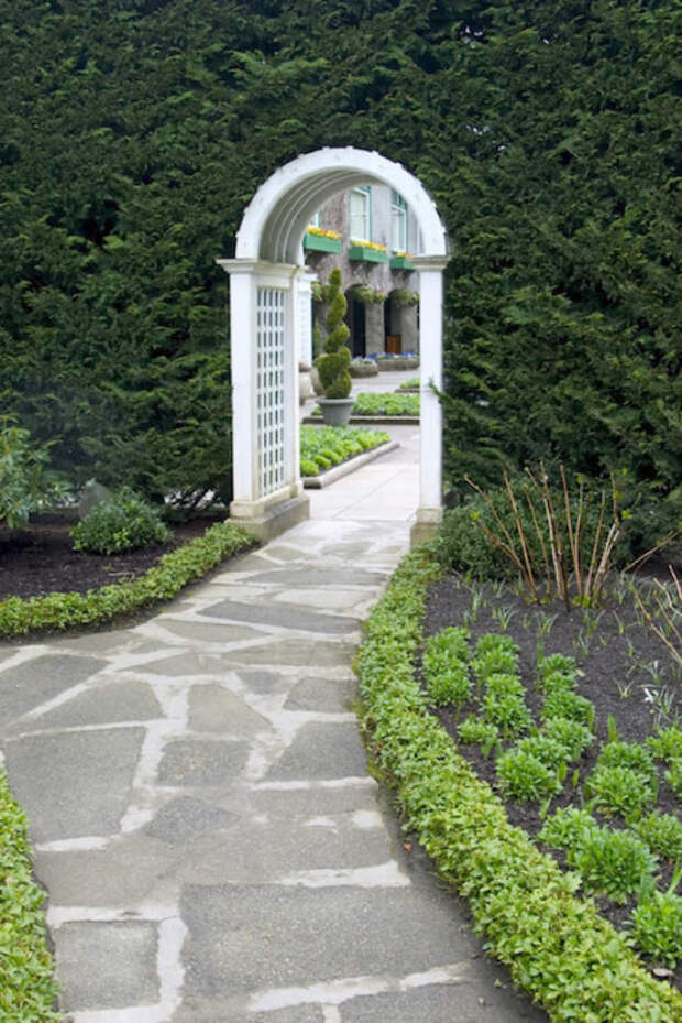 Садовая арка – несложная конструкция, которая играет роль связующего звена между несколькими функциональными зонами.
