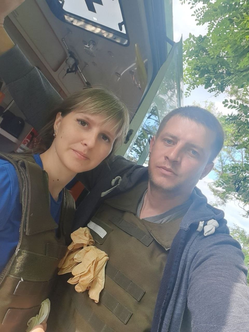 Об этом сообщил глава региона Вячеслав Гладков. Фамилии медработников не уточняются. По словам Гладкова, у женщины закрытый перелом ноги и плечевой кости, у мужчины — минно-взрывная травма, контузия и множественные осколочные ранения спины.