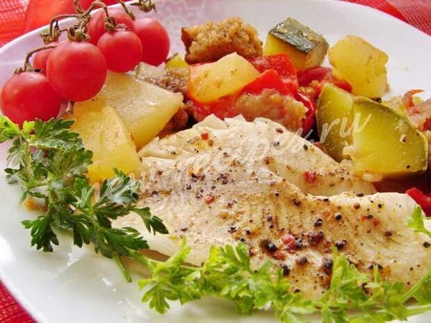 хек с овощами. рыба на пару в мультиварке. рыба тушенная в томате с овощами. рыба с овощами в мультиварке. рыба с овощами в мультиварке фото.