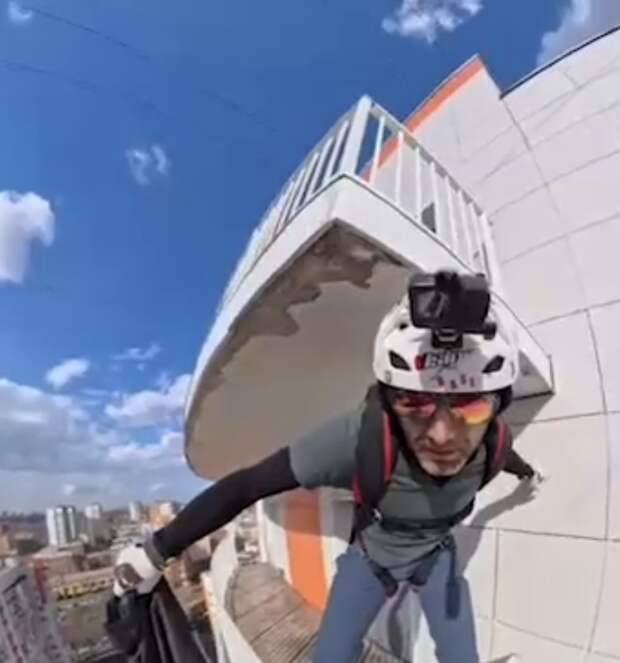 Mash: в Красноярске блогер прыгнул с парашютом с балкона многоэтажки