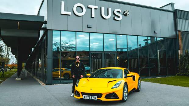 Британские покупатели Lotus Emira могут лично забрать спорткар прямо с завода