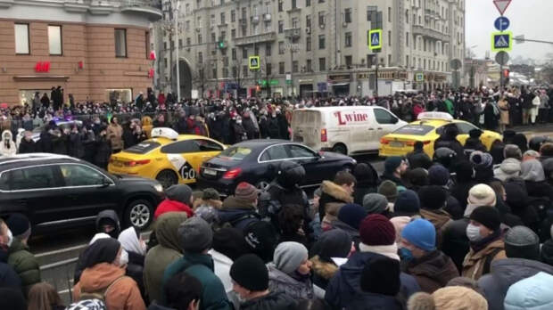 СКР по Москве возбудил дела по факту применения насилия на незаконной акции