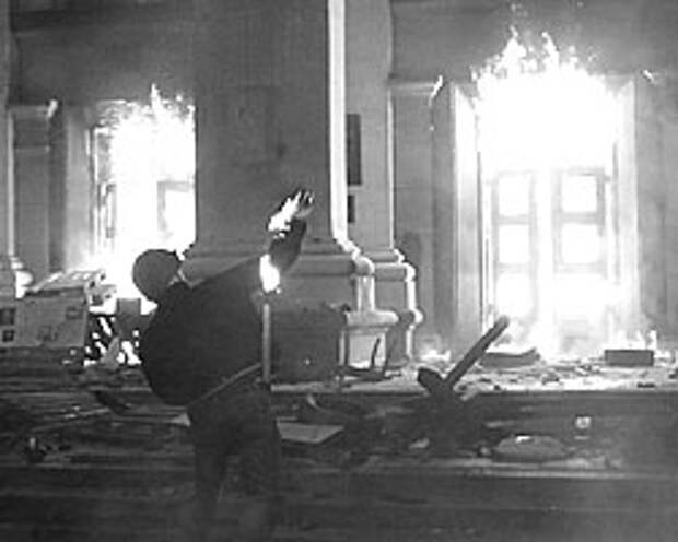 Это потрясение – когда в мирном городе людей, вышедших на мирный протест, сжигают, а потом добивают палками под запись смартфонов и видеокамер – останется с нами на десятилетия (фото: Reuters)