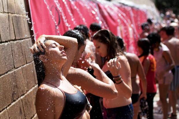 Праздник помидоров в Испании: душ после побоища