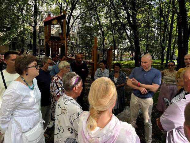 Андрей Медведев готов контролировать благоустройство во дворе домов на Ленинградском проспекте. Фото: Ольга Романова