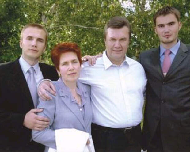 Семья Януковича улетела в неизвестном направлении