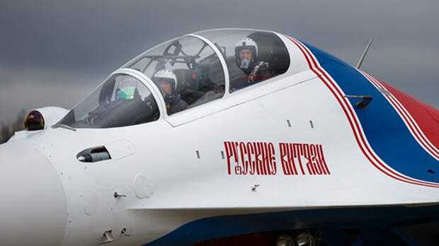 Летчики "Русских витязей" показали на видео зимнюю дозаправку в воздухе