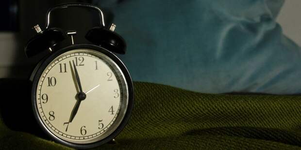 Хорошо спишь – больше зарабатываешь: как длительность сна влияет на уровень заработка?