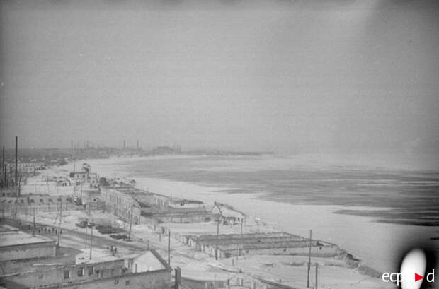Вид на Сталинград от берега Волги. Это фотография сделана из оборонительных позиций стрелковой дивизии ВВС Германии Вид на Сталинград от берега Волги. Это фотография сделана из оборонительных позиций стрелковой дивизии ВВС Германии