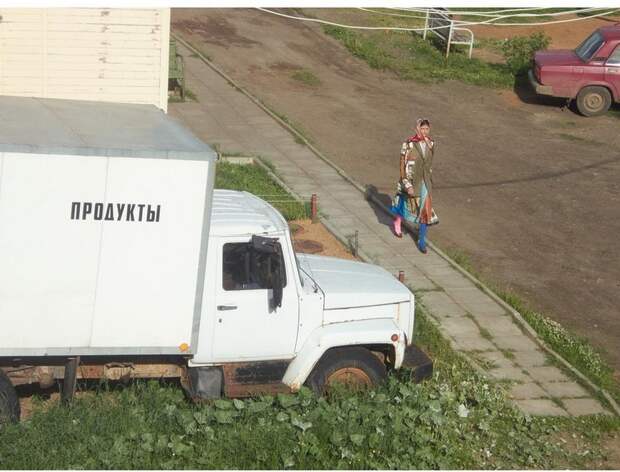 Журнал Vogue удивил читателей фотосессией в деревне под Архангельском