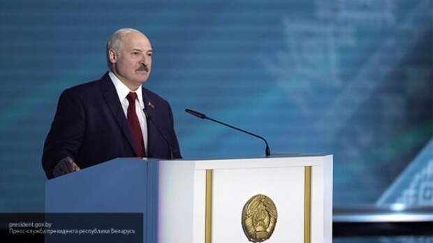 Лукашенко посоветовал белорусской оппозиции "не играть с огнем" Лукашенко посоветовал белорусской оппозиции "не играть с огнем"