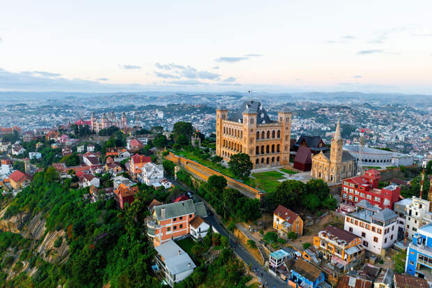 Мадагаскар вышлет сотрудника посольства Франции за неправомерные действия