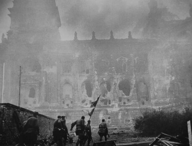 Штурмовая группа со знаменем движется к рейхстагу.