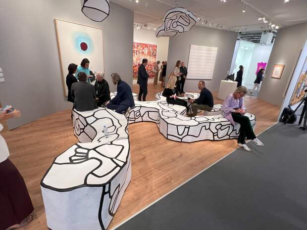 Jean Dubuffet. Banc-Salon (Cliché 8269), 1970–2024. €800 тыс. (за сет). Pace Gallery / Galerie Lelong & Co