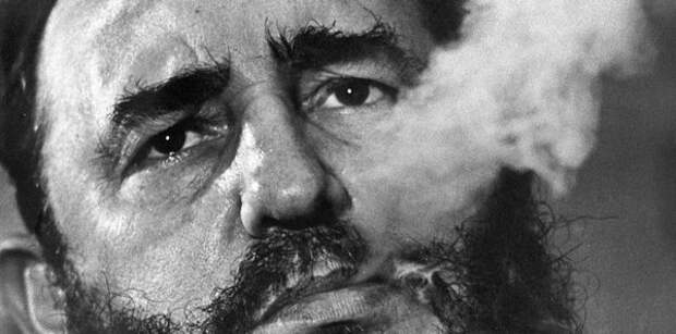Задумчивый команданте во время интервью потягивает сигару